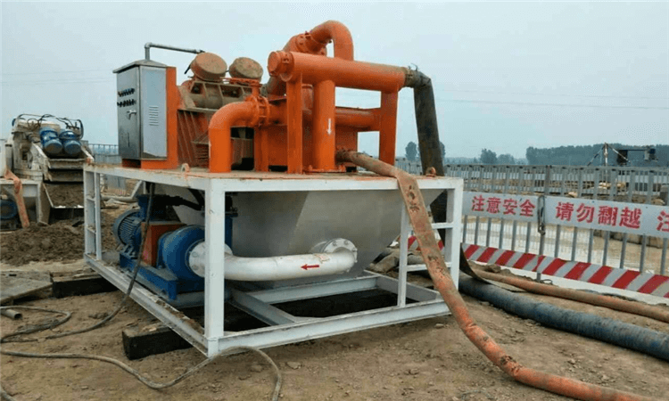 Oilfield drilling mud treatment device