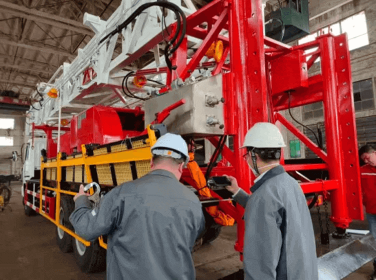 Hydraulic workover Drilling rig