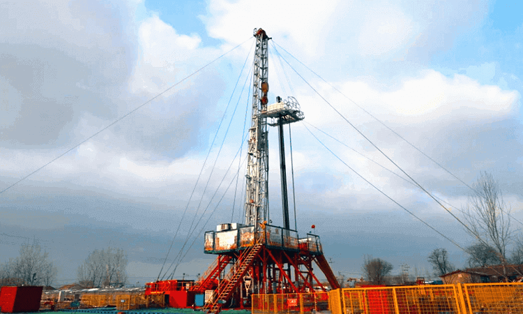 Oil well on-site drilling machine